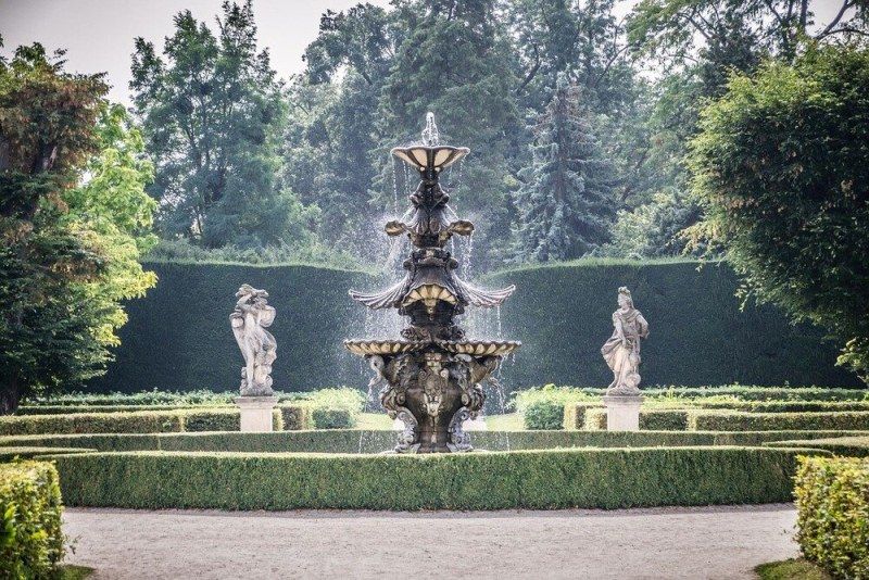 Objevte Lednici: Historie, architektura a kouzlo zámeckého areálu